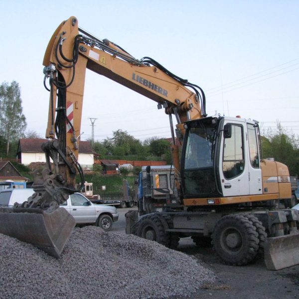 LIEBHERR 316 kolový1