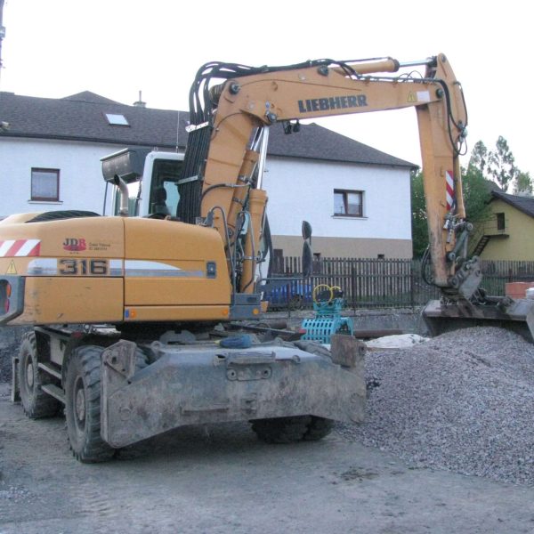 LIEBHERR 316 kolový2
